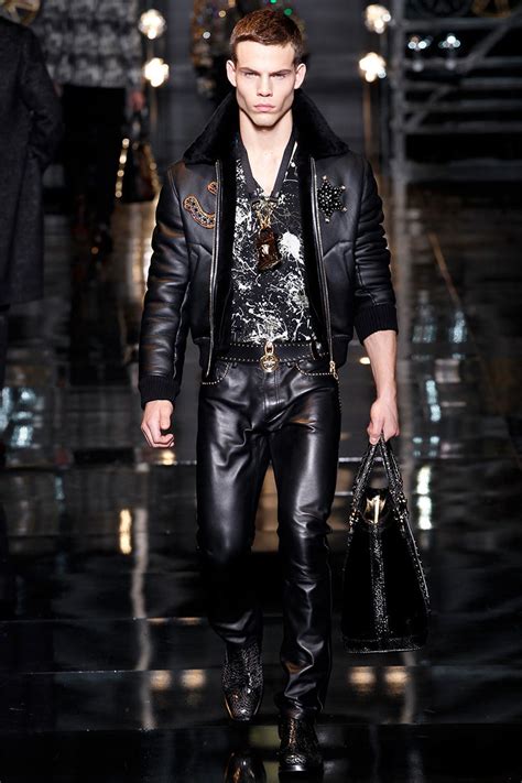 Versace Men's Fall Winter 2017 Runway Show 